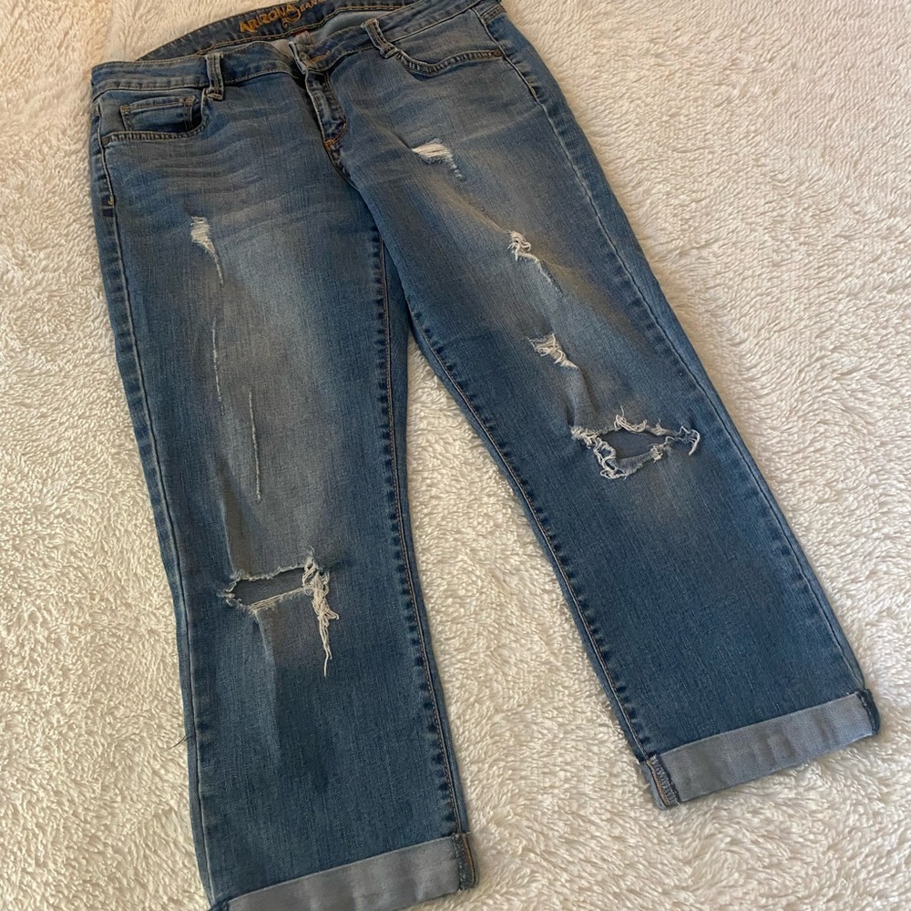 ARIZONA JEANS Cropped, Ripped, Faded & Distresssed. Mid-Rise. Super Comfy!🧡